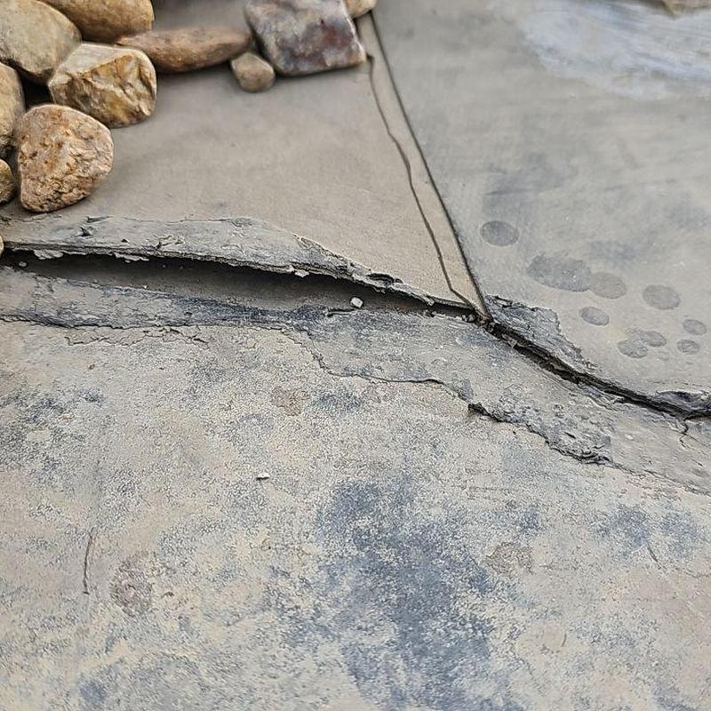 EPDM roof membrane with lifted seams and gravel ballast EPDM roof membrane with lifted seams and gravel ballast