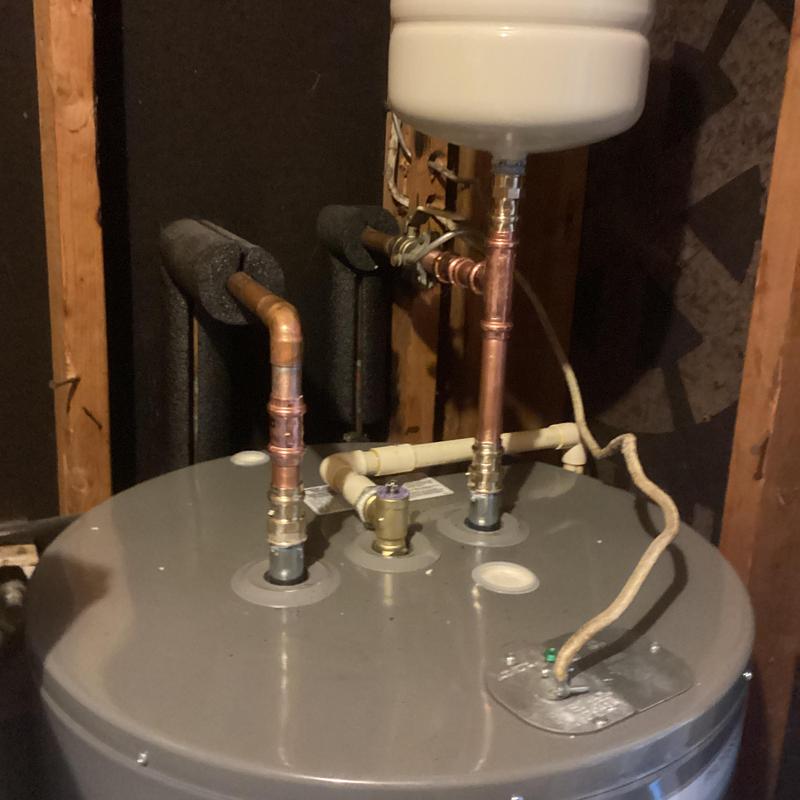 Electric water heater with copper pipe and expansion tank