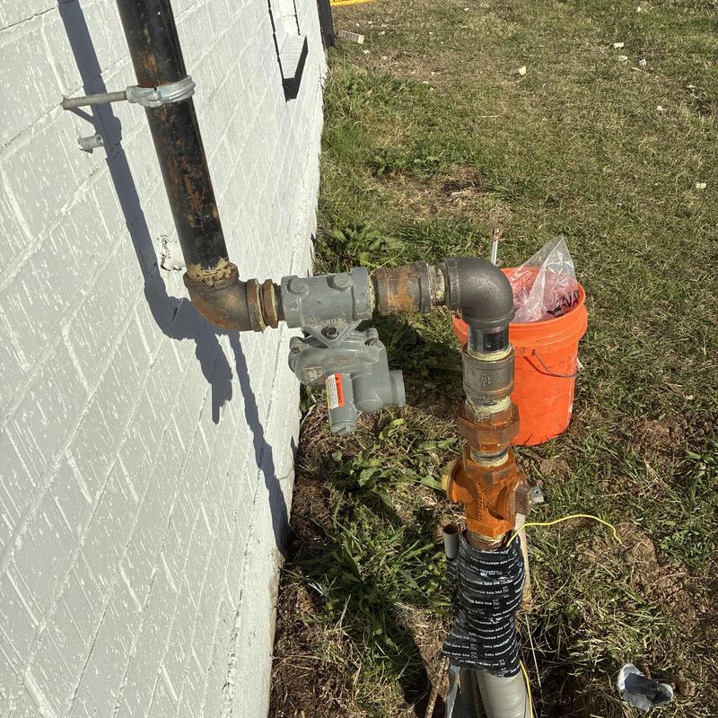 Gas regulator installation on outdoor pipeline