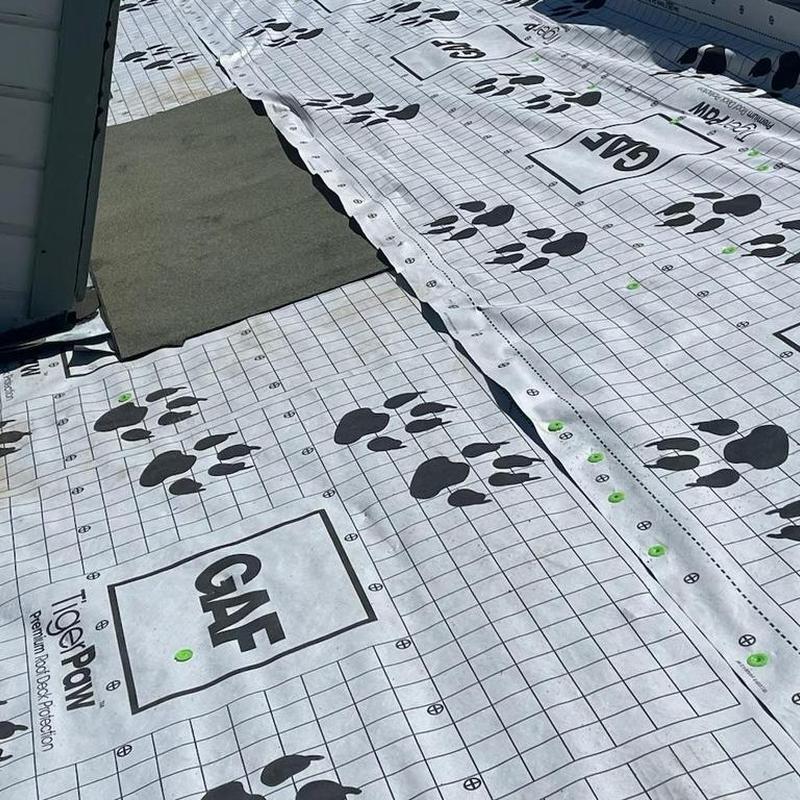 GAF Tiger Paw roof underlayment installation on home