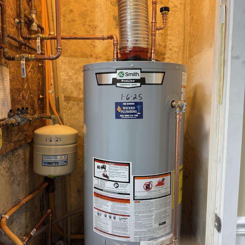 Water heater installation with expansion tank and piping Water heater installation with expansion tank and piping