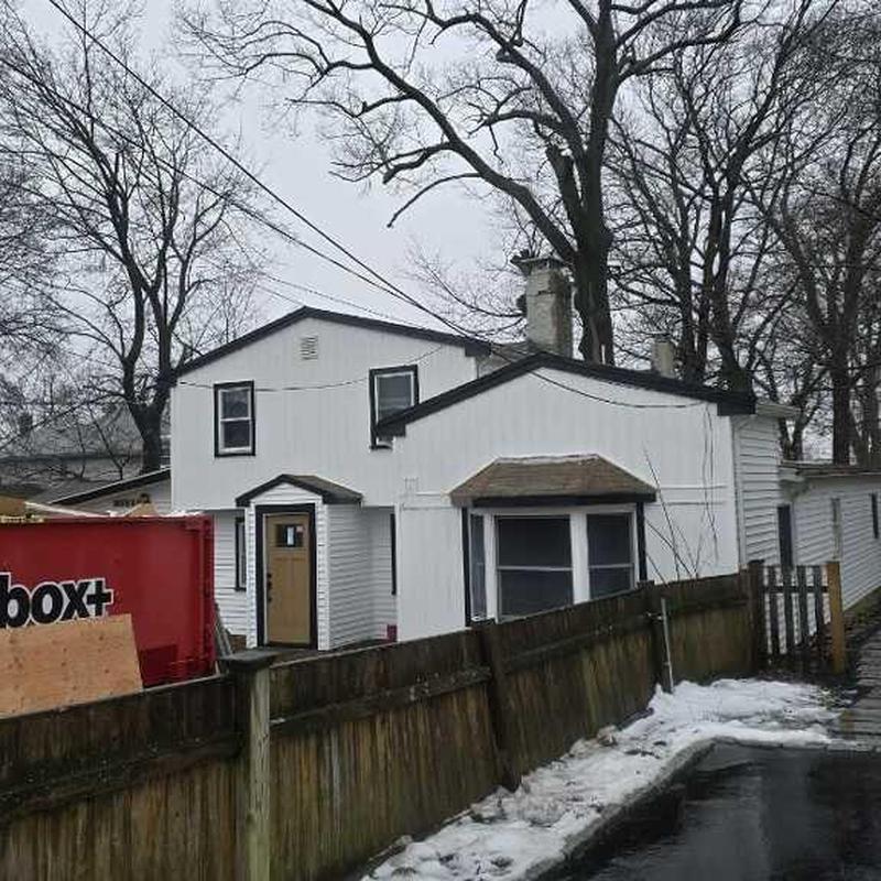 Royal Estate vinyl siding and aluminum gutters installation