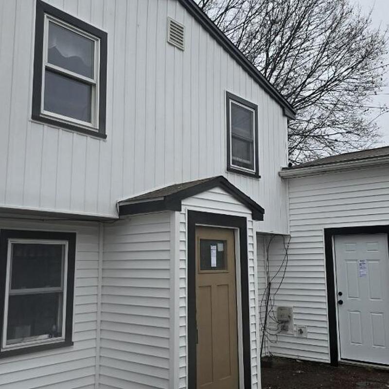 Royal Estate vinyl siding with window and fascia wraps