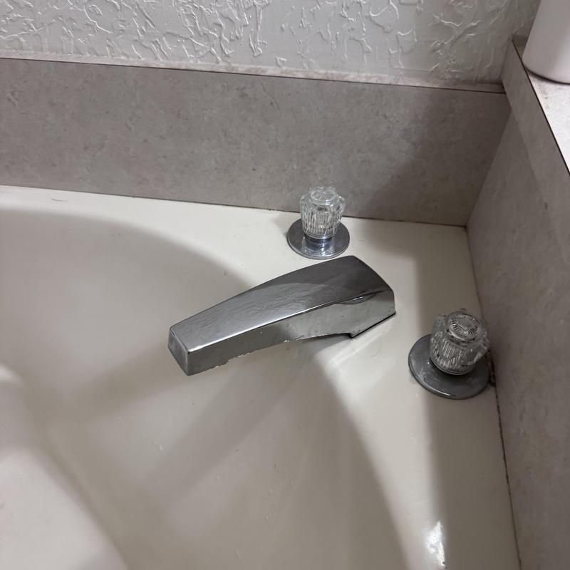 Bathtub faucet with clear hot and cold handles