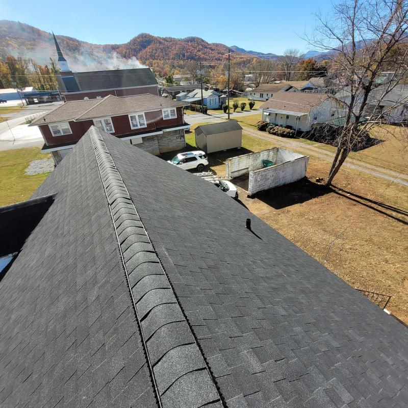 Asphalt shingle roof with new ridge cap in Blountville, TN