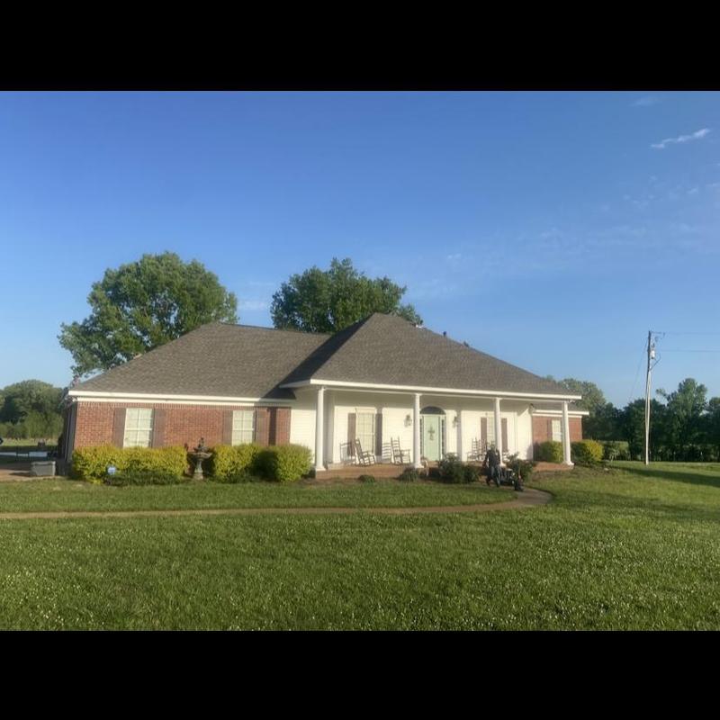 Architectural shingle roof on brick and siding house