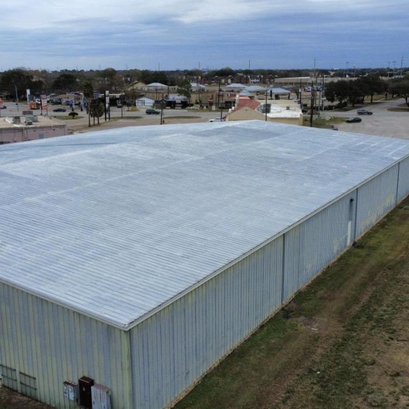 Metal roofing system on large commercial building