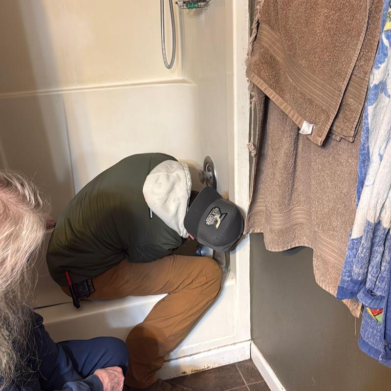 Tub spout with diverter replacing in bathtub Tub spout with diverter replacing in bathtub