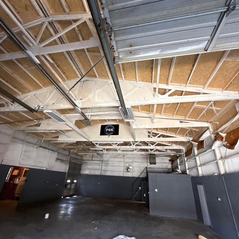 Commercial roof trusses and insulation in warehouse space