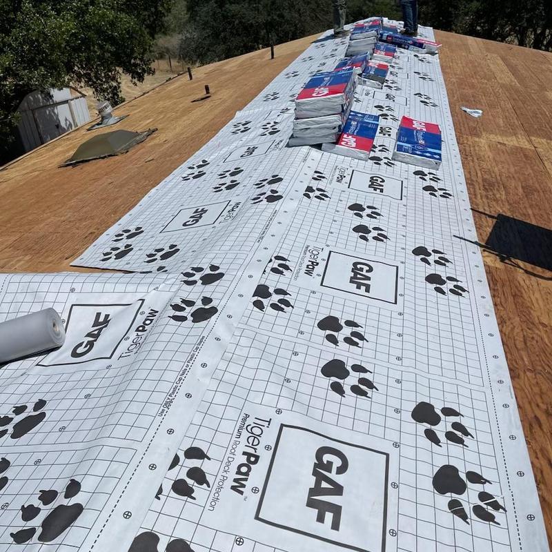 Asphalt roof underlayment with GAF Tiger Paw panels