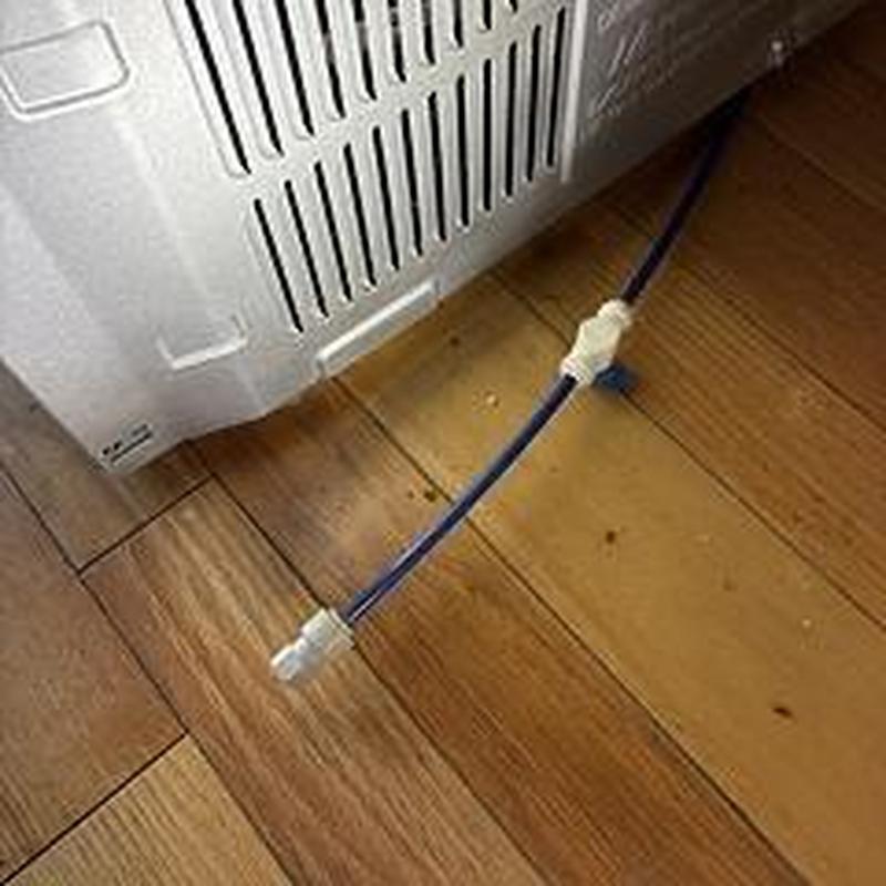 Ice maker water line with quick-connect fittings on floor