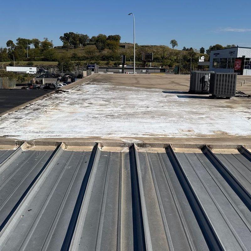 TPO flat roof edge with metal roof connection