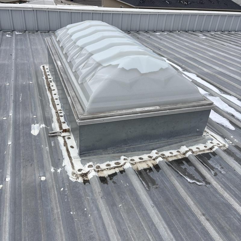 Metal commercial roof skylight with sealant on screws Metal commercial roof skylight with sealant on screws