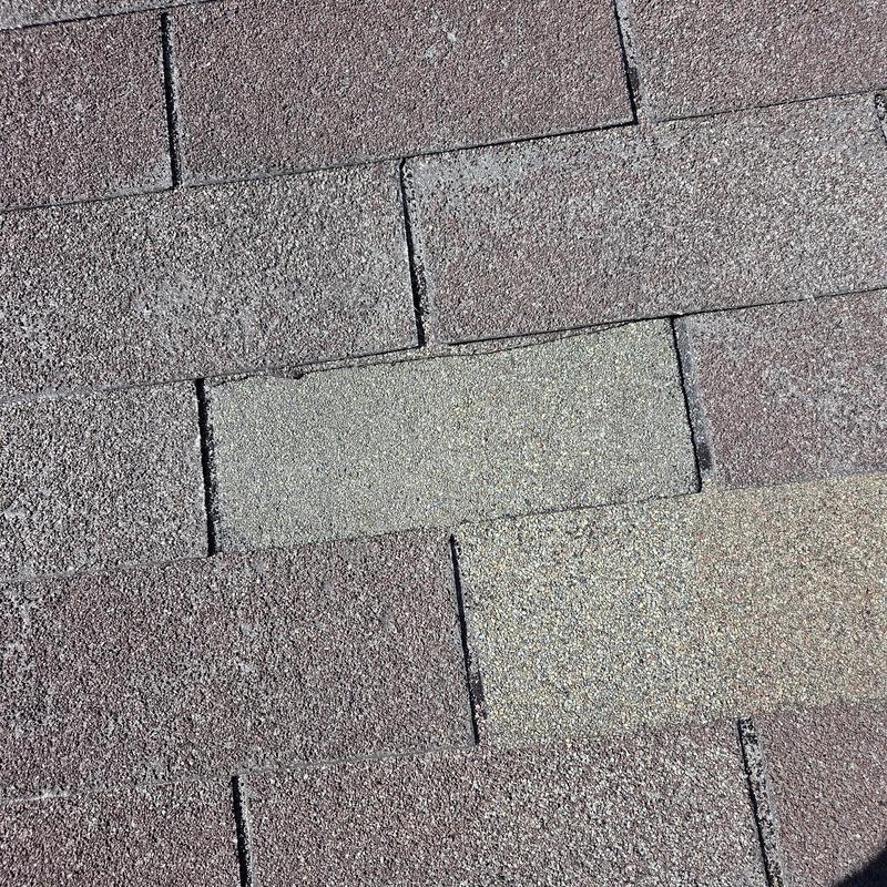 Asphalt roof shingles with color variation and wear