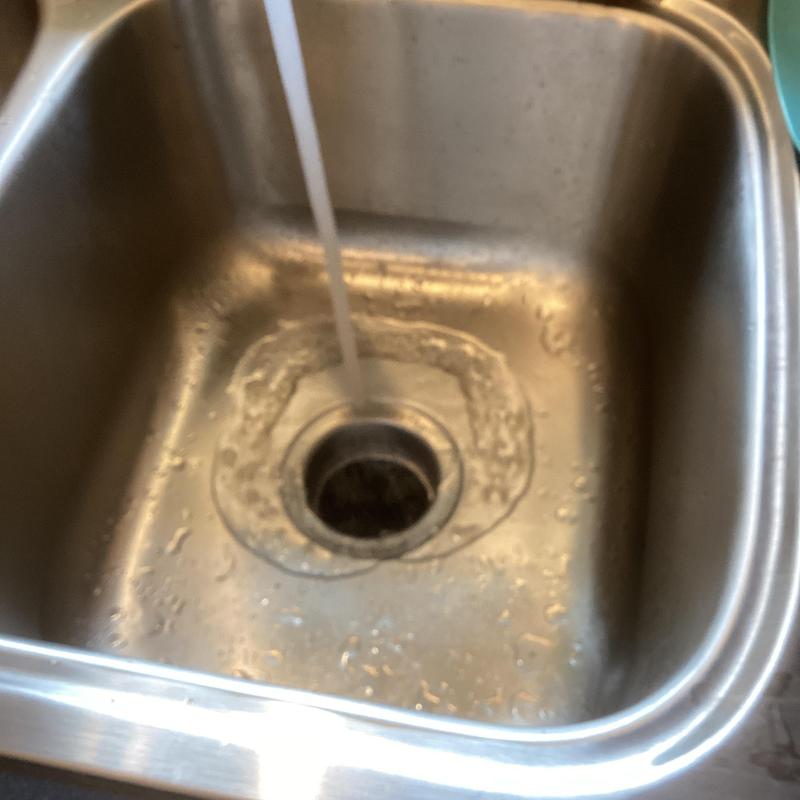 Insinkerator garbage disposal drain with running water