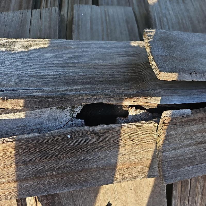 Wood shake roof with splitting and detached ridge Wood shake roof with splitting and detached ridge