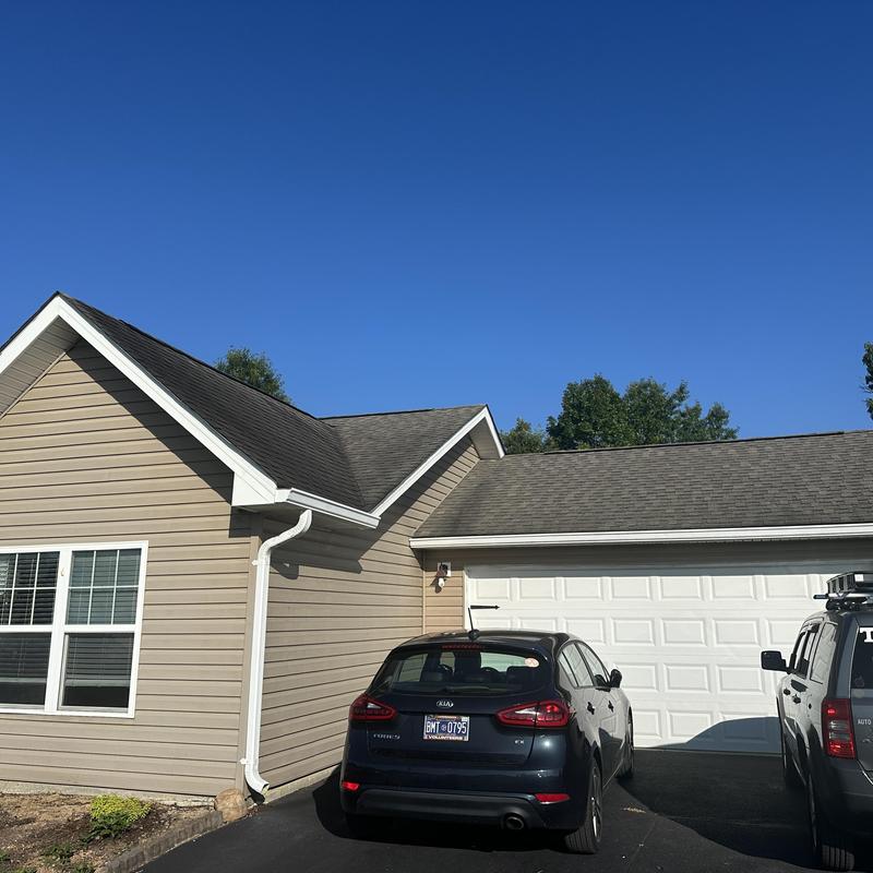 Majestic Shake asphalt shingles on residential roof
