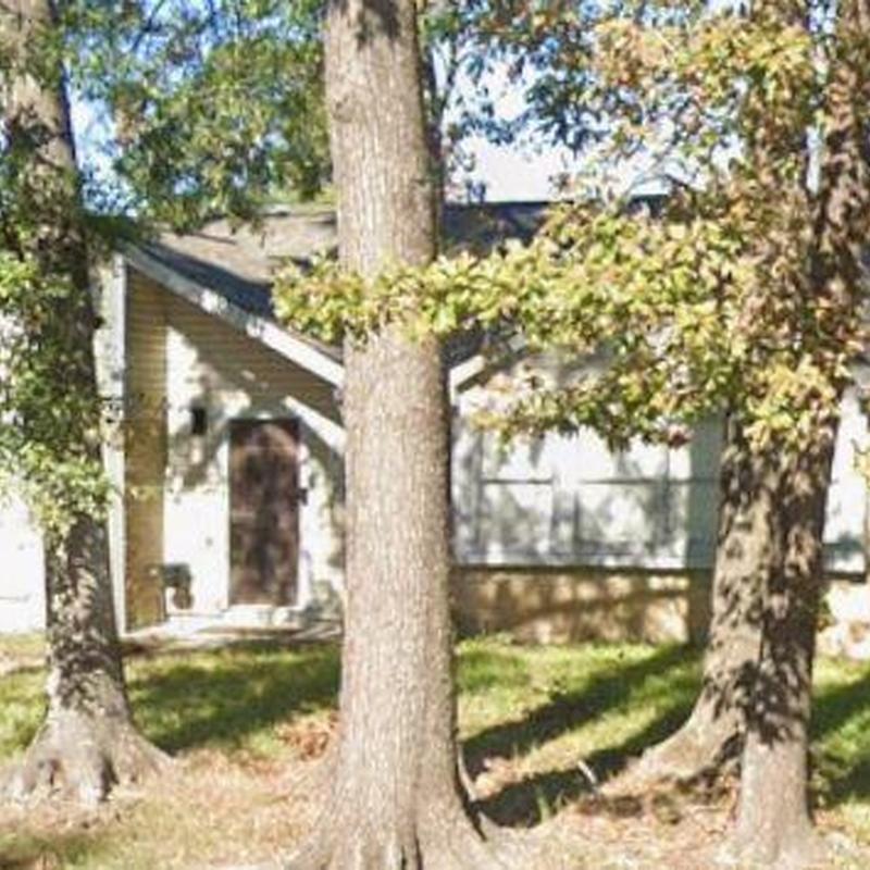 Roof shingles and tree proximity at residential home