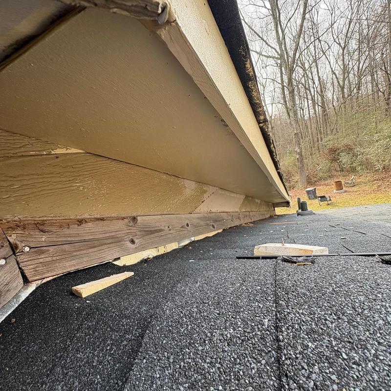 Soffit and fascia replacement on roof edge