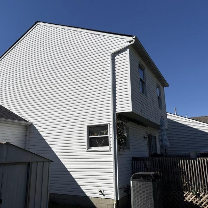 Vinyl siding exterior wall with minor damage and measurements Vinyl siding exterior wall with minor damage and measurements