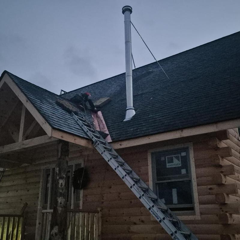 Shingle roof installation on log home in Vermont