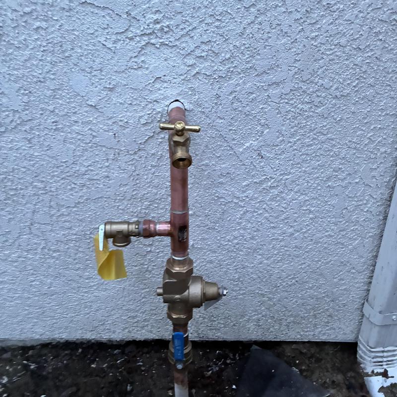 Pressure regulator and hose bib with ball valve installation
