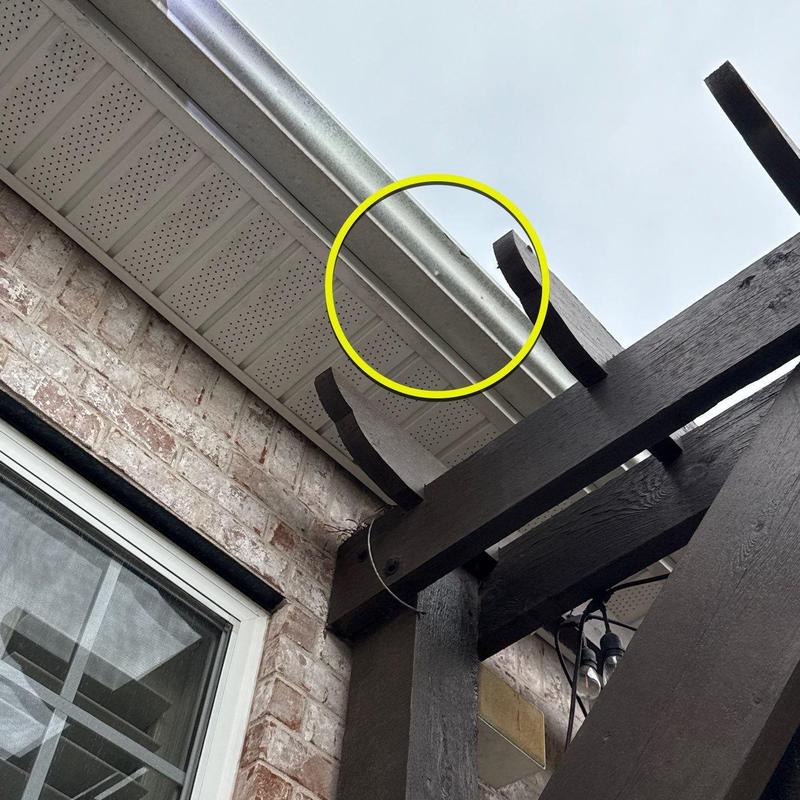 Aluminum gutter joint with visible separation