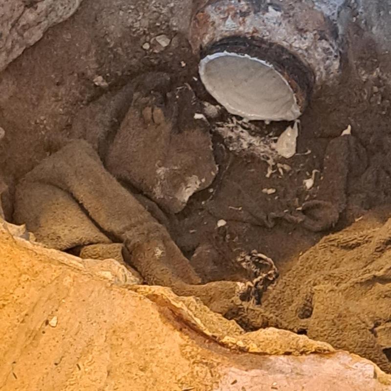 Cast iron sewer pipe with epoxy resin lining