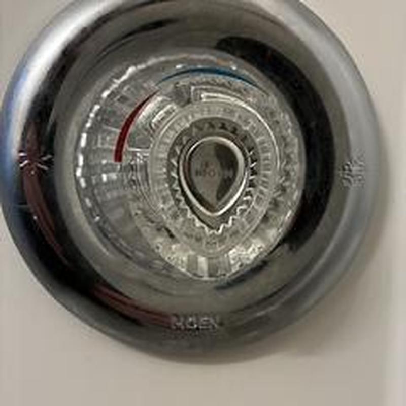 Pressure balanced tub/shower valve knob in master bath