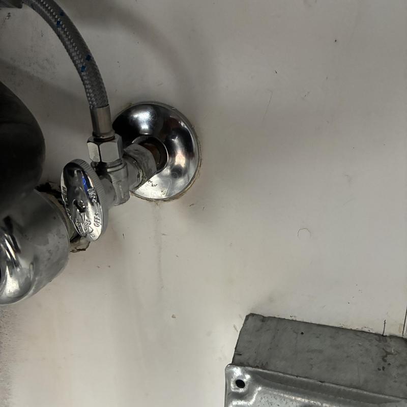 Cold-side angle stop valve with supply line installation