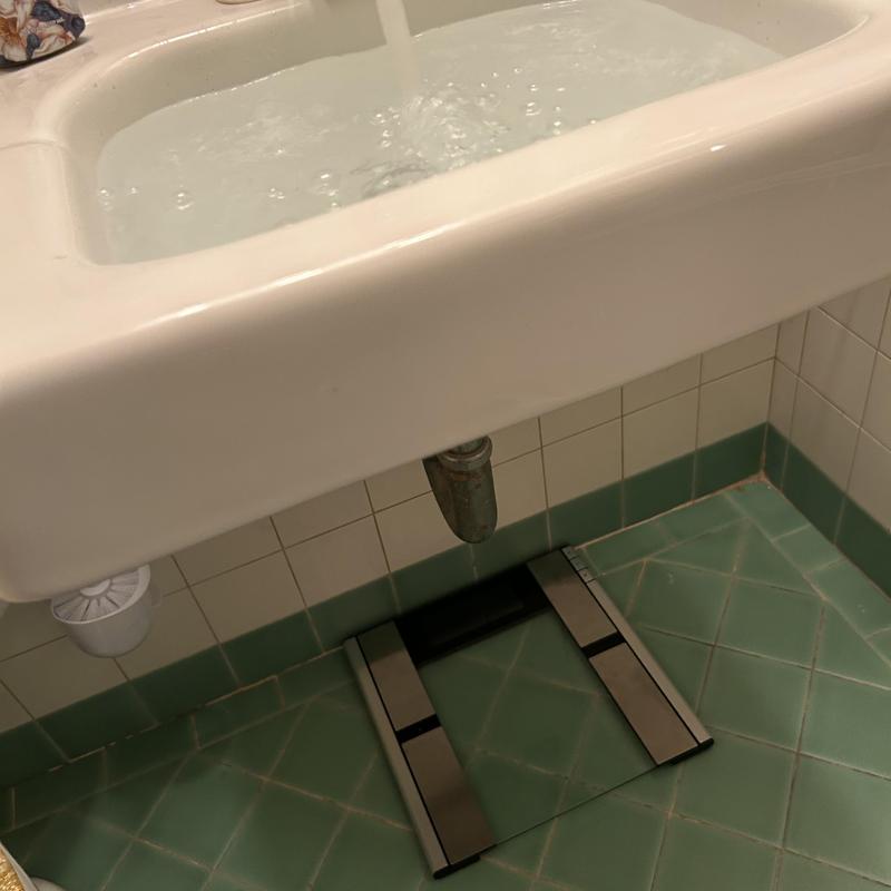 Basin sink drain flushing with clear water flow