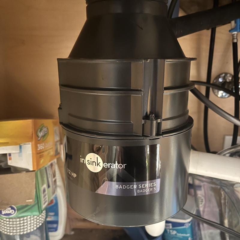 Garbage disposal unit Insinkerator Badger 5 installed