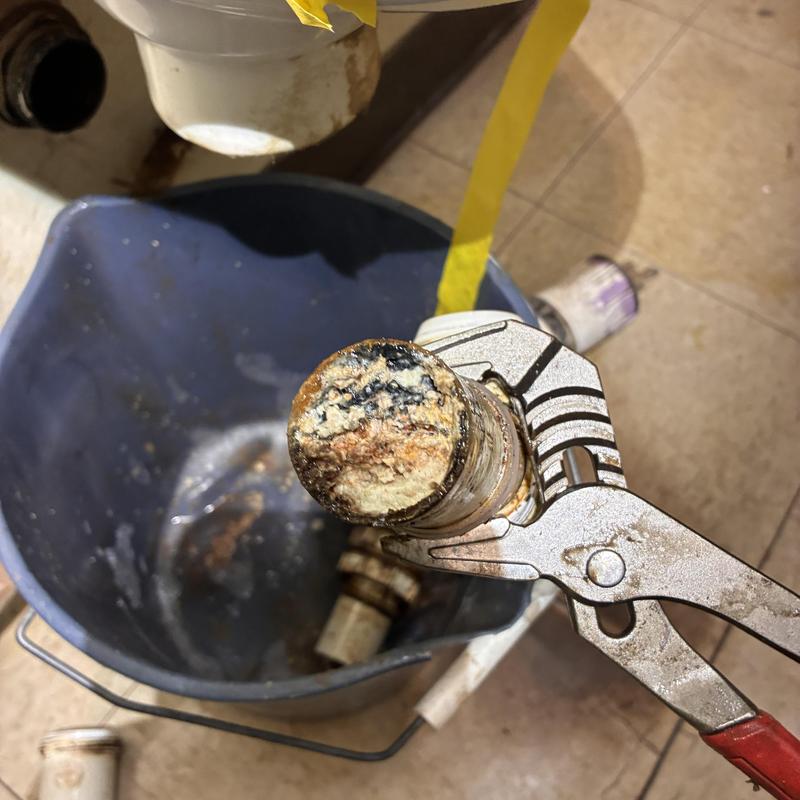 Urinal drain spud with corrosion removal tools