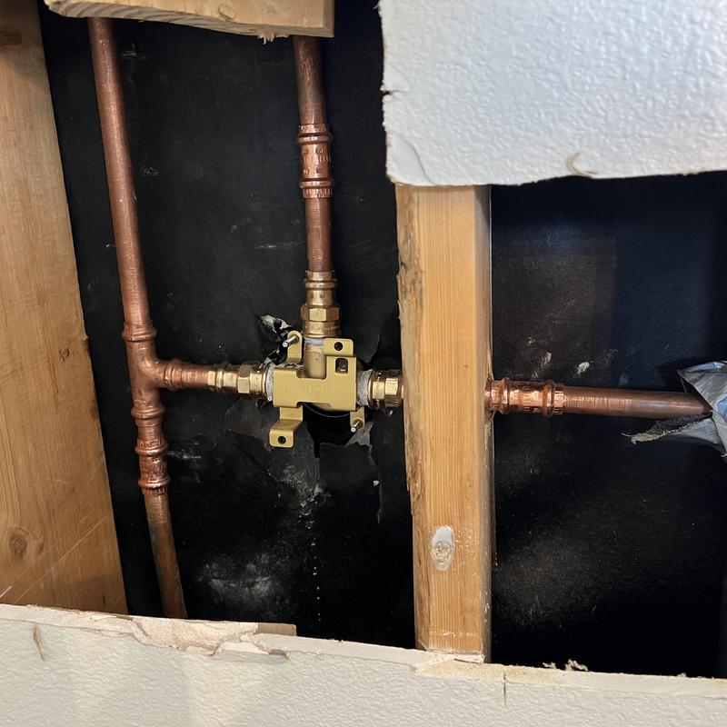 Single handle shower valve with copper piping installation