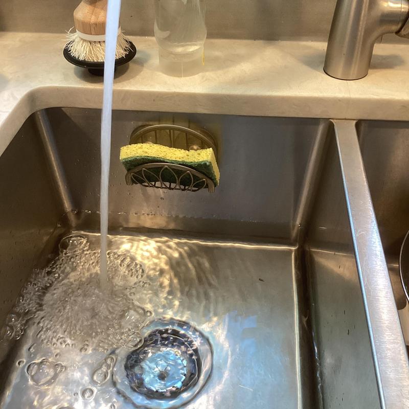 Kitchen sink basket strainer with water flow test
