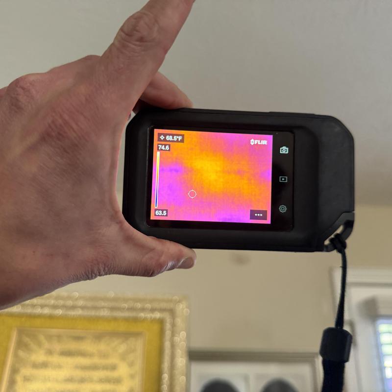 Thermal imaging camera showing temperature variation indoors
