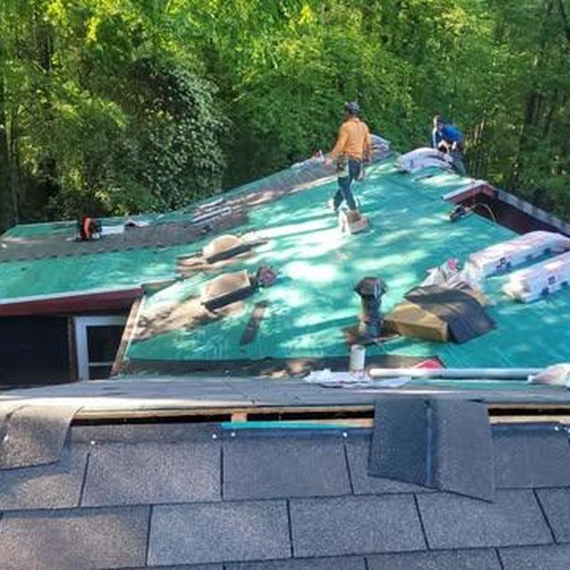 Skylight roof sealing with underlayment installation