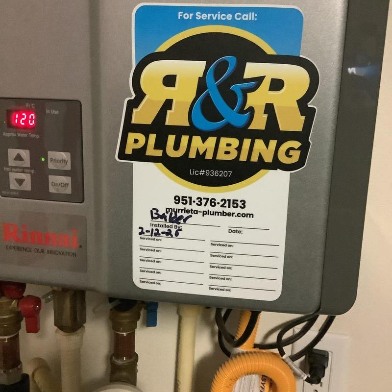 Tankless water heater with temperature controller and pipes