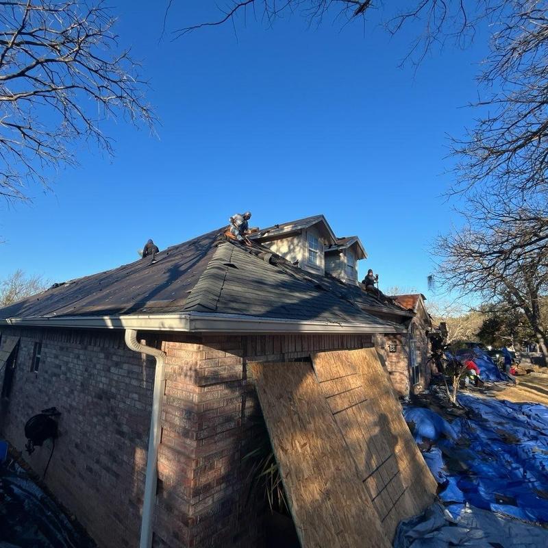 Owens Corning Oakridge roof installation in estate gray