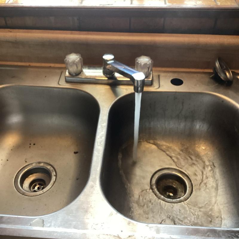 Kitchen sink drain with running water