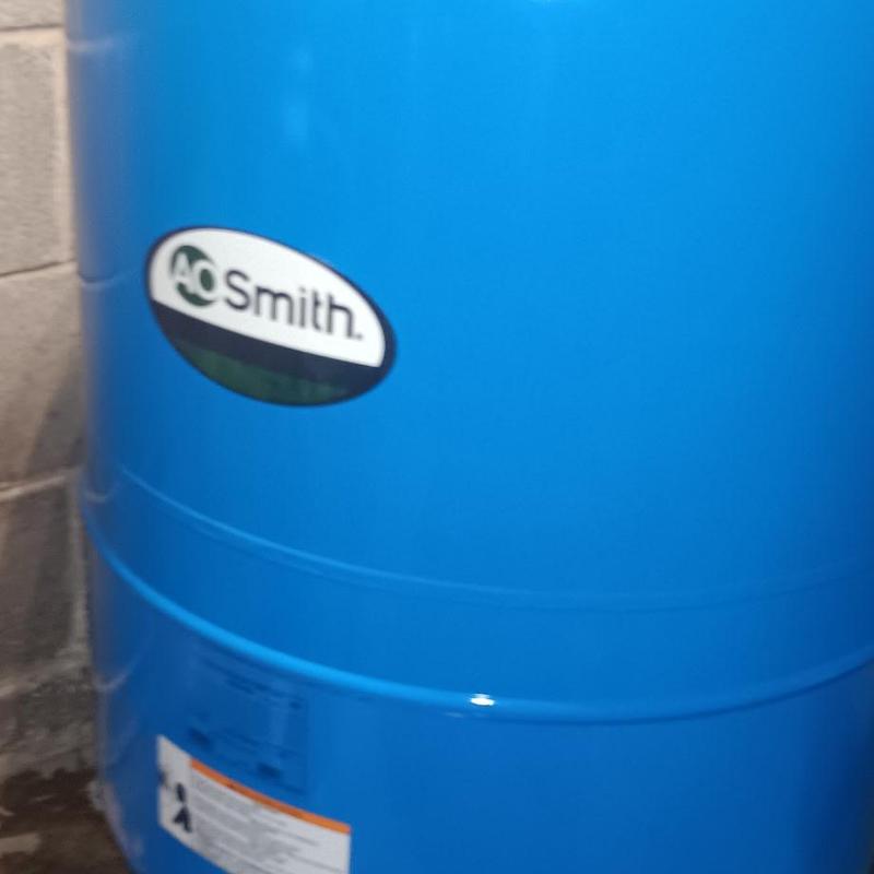 Bladder tank installation with pressure switch