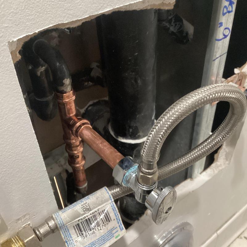 Refrigerator icemaker water supply line connection