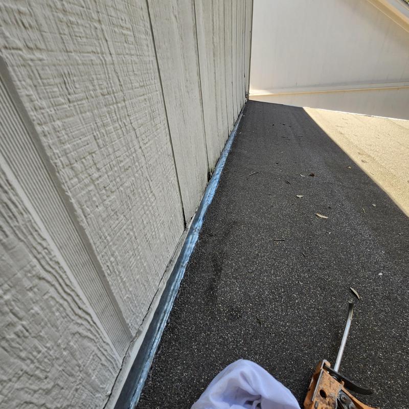 Galvanized drip edge flashing with roofing caulk applied