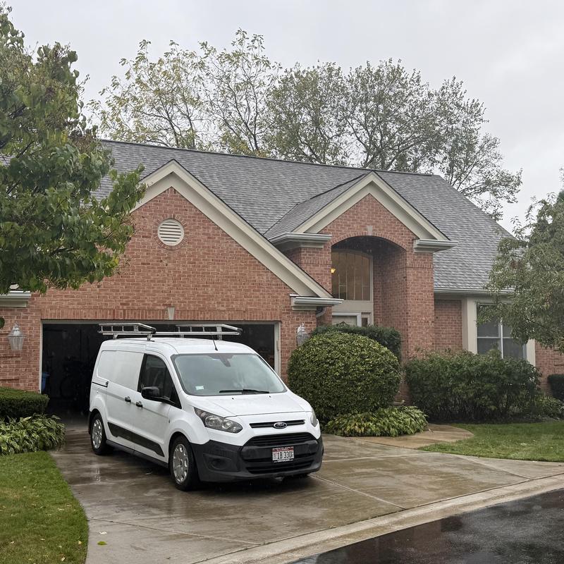 Atlas Pinnacle Pristine asphalt roof on brick house