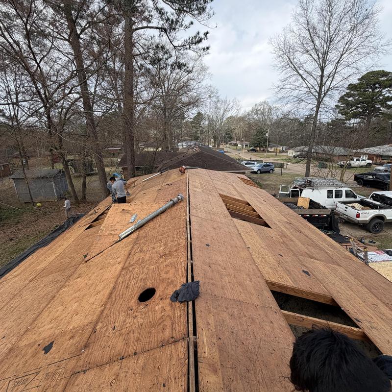 Roof plywood decking installation on residential home