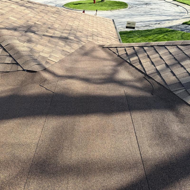 Atlas Pinnacle Pristine asphalt roof with shingles