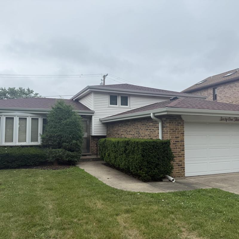 Atlas Pinnacle Pristine asphalt roof on residential home