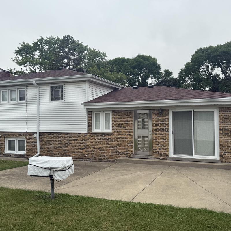 Atlas Pinnacle Pristine asphalt roof on brick home