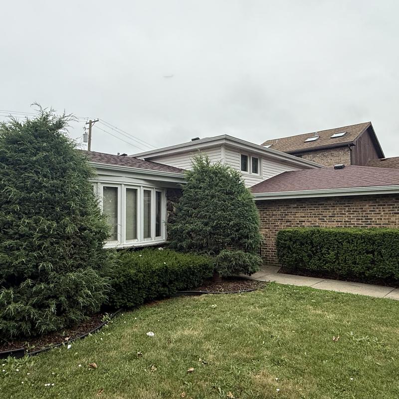 Atlas Pinnacle Pristine asphalt roof on residential home