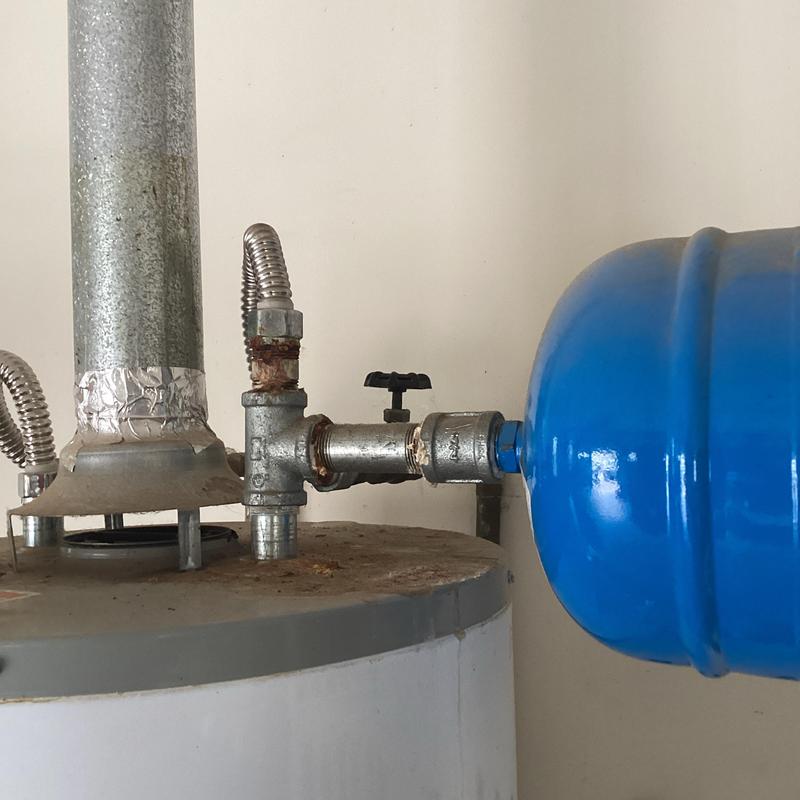 Natural gas water heater with expansion tank connection Natural gas water heater with expansion tank connection